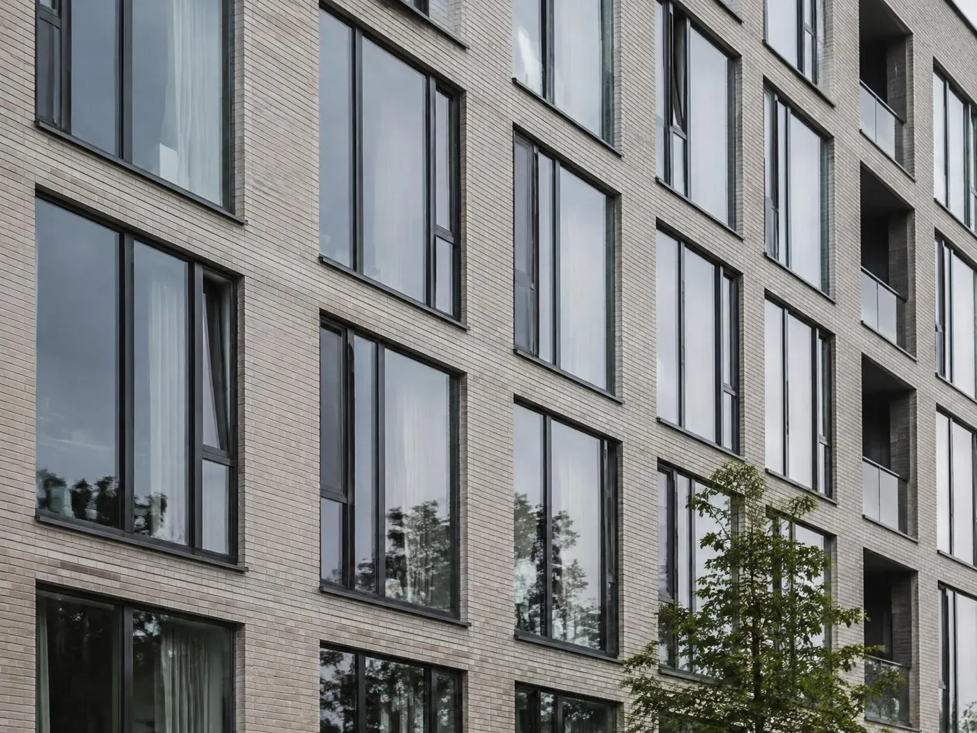 Antraciet aluminium kozijnen in een appartementengevel