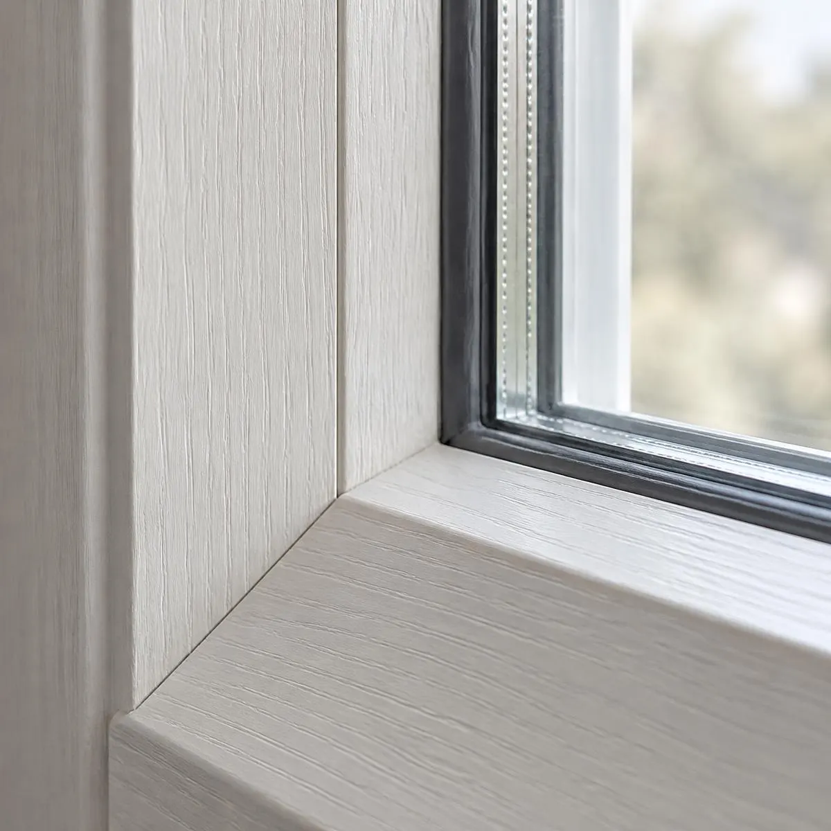 Detail van een kozijnhoek met isolerende beglazing