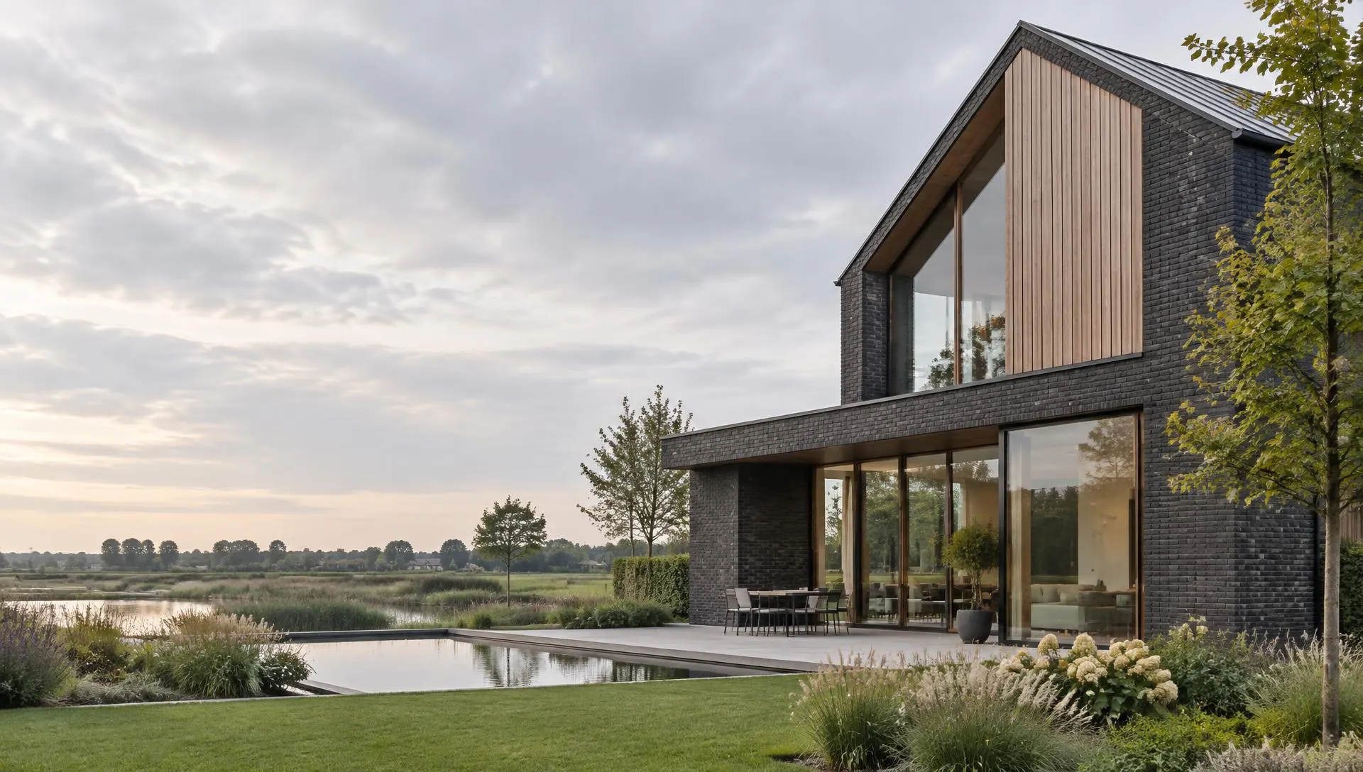 Moderne Nederlandse woning met grote glaspartijen en slanke houten kozijnen